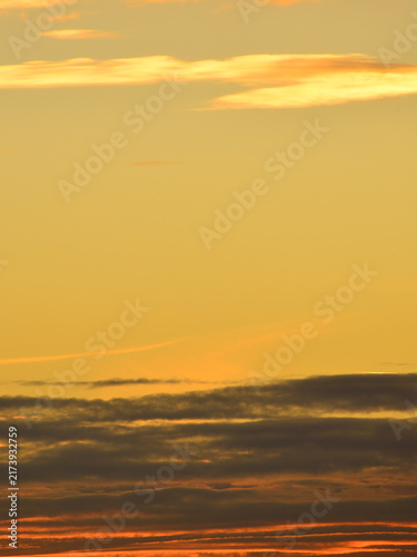фотографія Sunset with very dark stratocumulus clouds and higher, golden altostratus clouds