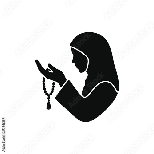 Foto Silhouette of a Muslim woman praying with prayer beads.
