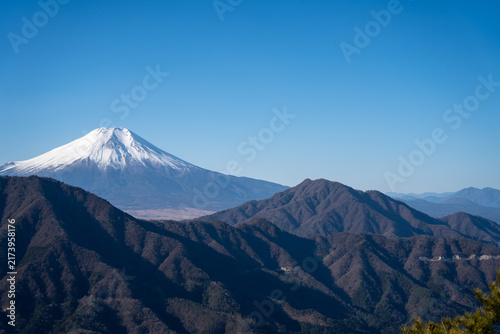 Obraz na płótnie 青空の余白と連なる山並みと富士山