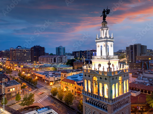Bild auf Leinwand Kansas City, Missouri, USA cityscape and tower at dusk 326