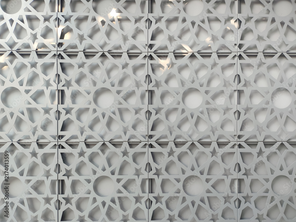 Fototapeta premium White Islamic Geometric Pattern Decorative Wall with Star and Circle Motifs