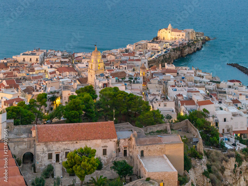 Foto Aerial View of Vieste Medieval Town at Sunset in Puglia Italy