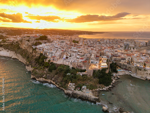 Foto Aerial View of Vieste Medieval Town at Sunset in Puglia Italy