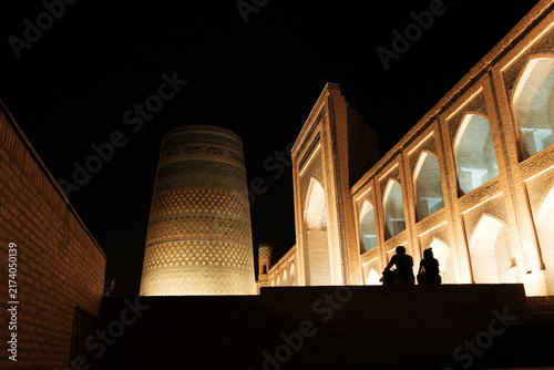 Fotografía Illuminated Kalta Minor minaret and ancient madrasa at night in Khiva, Uzbekista