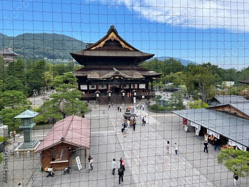 Foto High angle view of historic Zenkoji Temple and precinct seen through a safety ne
