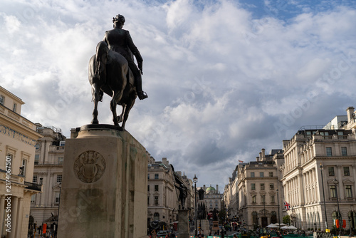 Fotografía Equestrian Statue in Historic Urban Square Surrounded by Classic Buildings Under