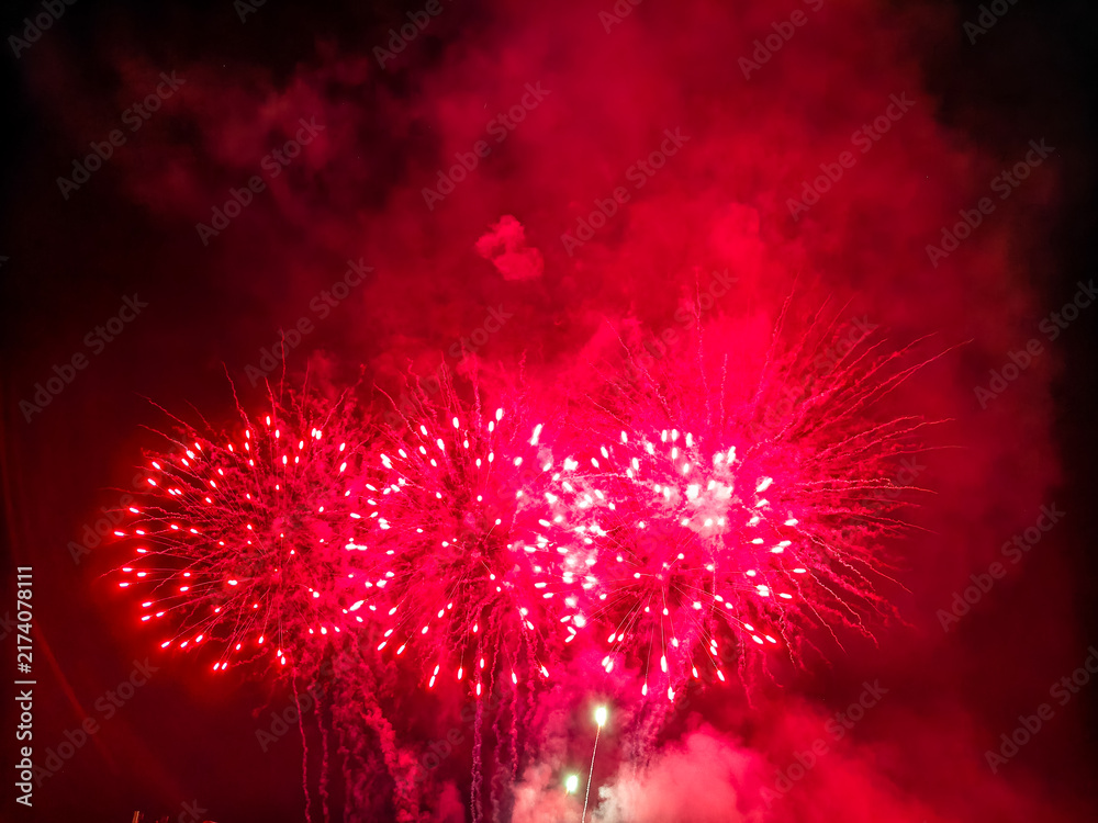 Obraz premium Fuegos artificiales dorados y destellos que iluminan el cielo nocturno en una espectacular exhibición pirotécnica de celebración.