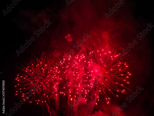 Canvastavla Fuegos artificiales dorados y destellos que iluminan el cielo nocturno en una espectacular exhibición pirotécnica de celebración