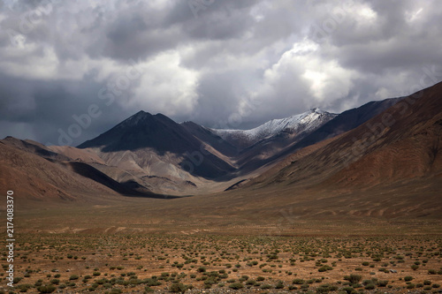 Bild auf Leinwand Road view of Pamir Highway near Murghob village, Tajikistan