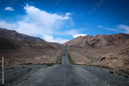 Obraz na płótnie Scenic road view of Pamir Highway near Lake Karakul and Tajik-Chinese border, Ta