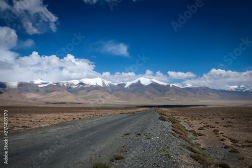 Fotografie Scenic road view of Pamir Highway near Lake Karakul and Tajik-Chinese border, Ta
