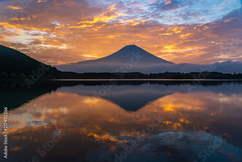 夏の富士宮市 田貫湖に映る朝焼け雲と富士山