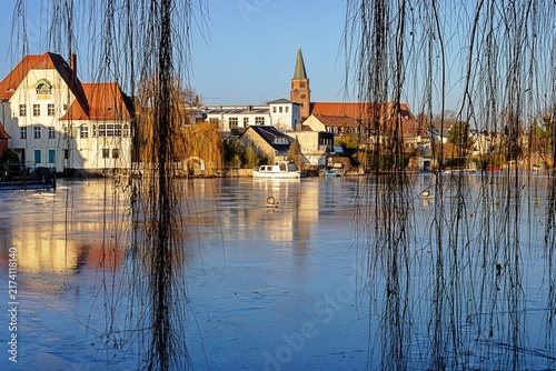 Obraz na płótnie brandenburg an der havel, deutschland - havelufer im winter mit dom st. peter und paul