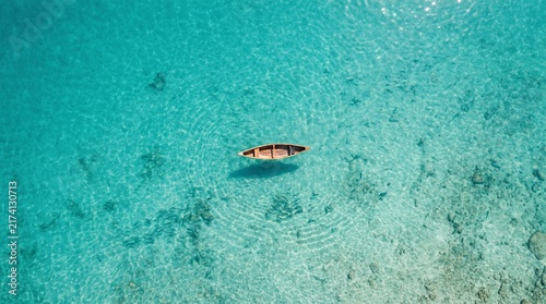 水に浮くカヌー
