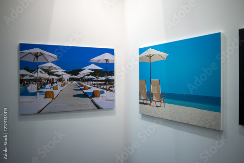 фотографія Contemporary Photography Exhibition Displayed Inside Modern Art Gallery