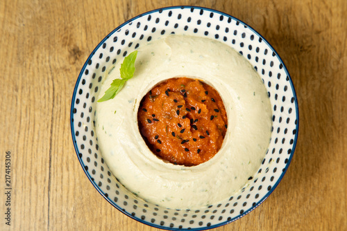 Canvas Print Recette de houmous au pesto dans un bol en bois