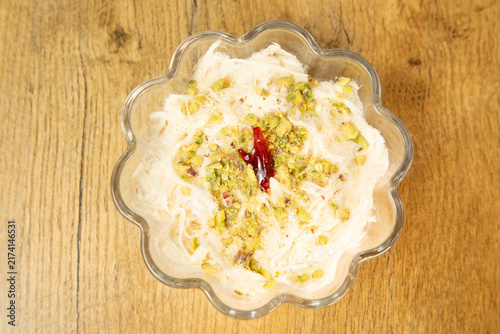 Obraz na plátně Découverte d'un dessert libanais dans un restaurant traditionnel