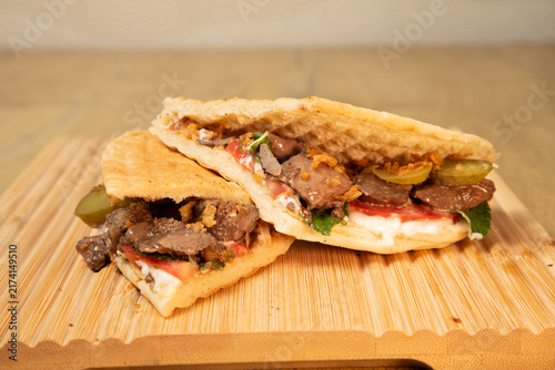 Foto Un plat de restaurant libanais avec du pain et de la viande sur une planche en b