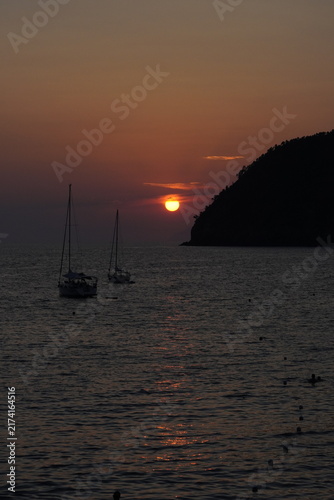 Tramonto sul mare a Levanto con costa in silhouette e cielo colorato