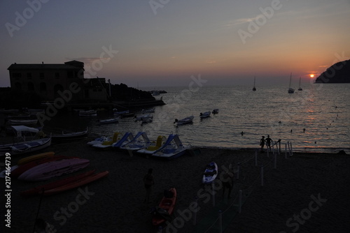 Tramonto sul mare a Levanto con costa in silhouette e cielo colorato