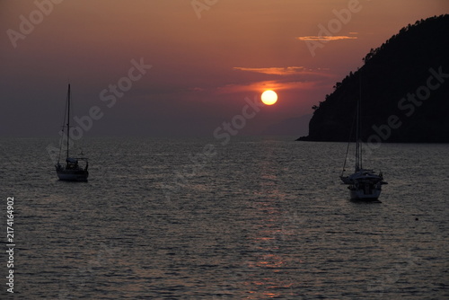 Tramonto sul mare a Levanto con costa in silhouette e cielo colorato