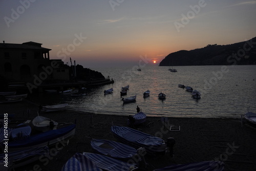Tramonto sul mare a Levanto con costa in silhouette e cielo colorato