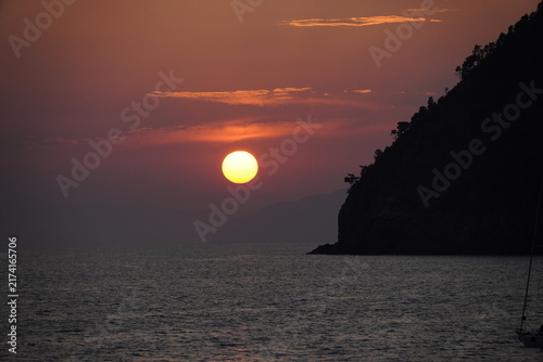 Tramonto sul mare a Levanto con costa in silhouette e cielo colorato