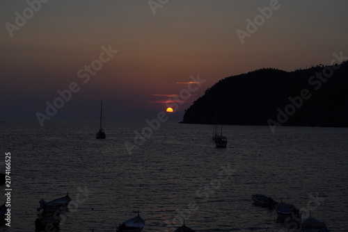 Tramonto sul mare a Levanto con costa in silhouette e cielo colorato