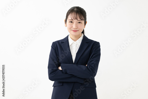 腕組みをする笑顔のビジネスウーマン