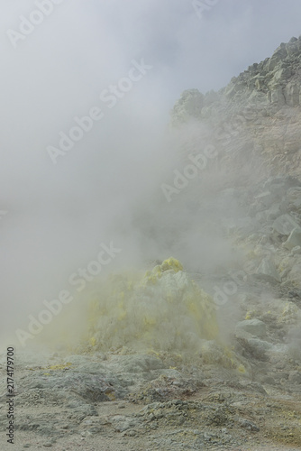 Obraz na płótnie 日本 北海道弟子屈町のアトサヌプリ（硫黄山）の噴気孔から立ち上る白煙