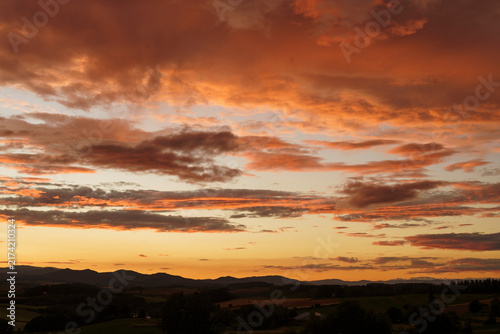 美瑛を染める茜色の夕空