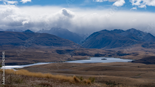 Petit lac et montagnes sous une averse dans le Mackenzie Basin, Nouvelle-Zélande