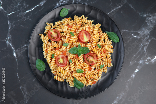 Foto fusilli pasta with tomato sauce and basil