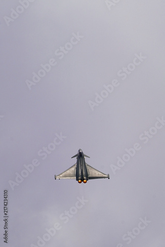 Foto Sunlit Eurofighter Typhoon doing a steep climb with afterburner engaged