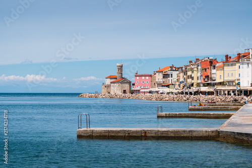 Front de mer de Piran avec le phare Piranski svetilnik au bout par une jour ensoleillé, Slovénie