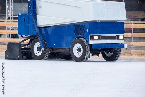 Fotografía Ice resurfacer works on the skating rink before the event in the winter season