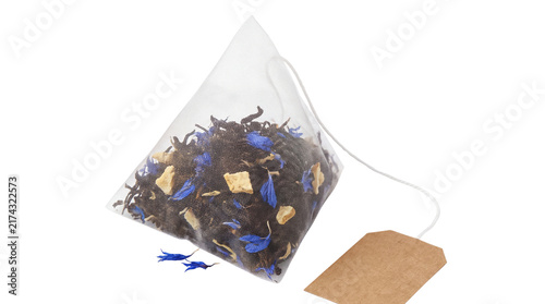 Foto Pyramid tea bag with loose leaf black tea and blue cornflower