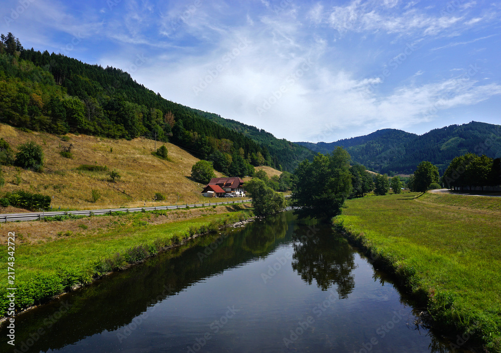 Obraz premium Fluss Kinzig im mittleren Schwarzwald bei Wolfach im Kinzigtal; Baden Württemberg; Deutschland