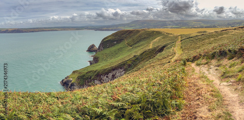 Foto Scenic view of the Wales Coast Path around Dinas Head, which is a headland exten
