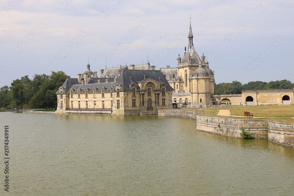 Fototapeta premium Château de Chantilly, vue de l'extérieur, ville de Chantilly, département de l'Oise, France