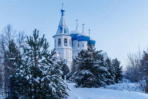 Принти на полотні The snow-white church with its blue domes looks majestic even in winter