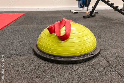 Quadro su tela bosu ball with resistance band on gym floor