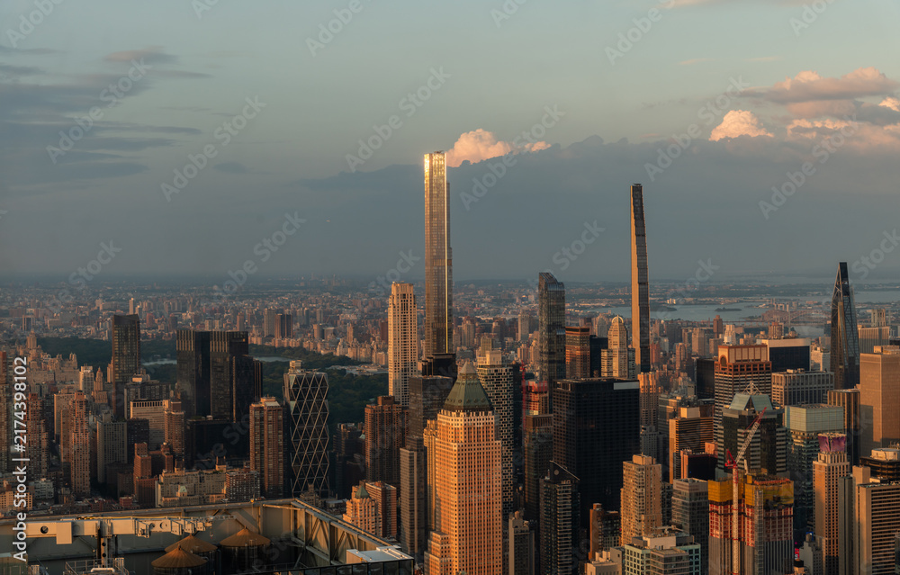Obraz premium Scenic panoramic aerial Manhattan vista at sunset with the Central Park in the background, New York City