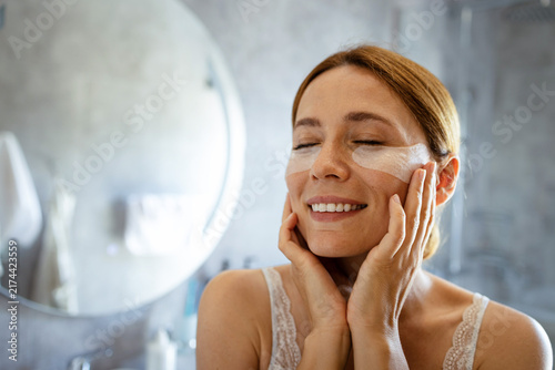 Fotografie Woman enjoying self care with under eye patches