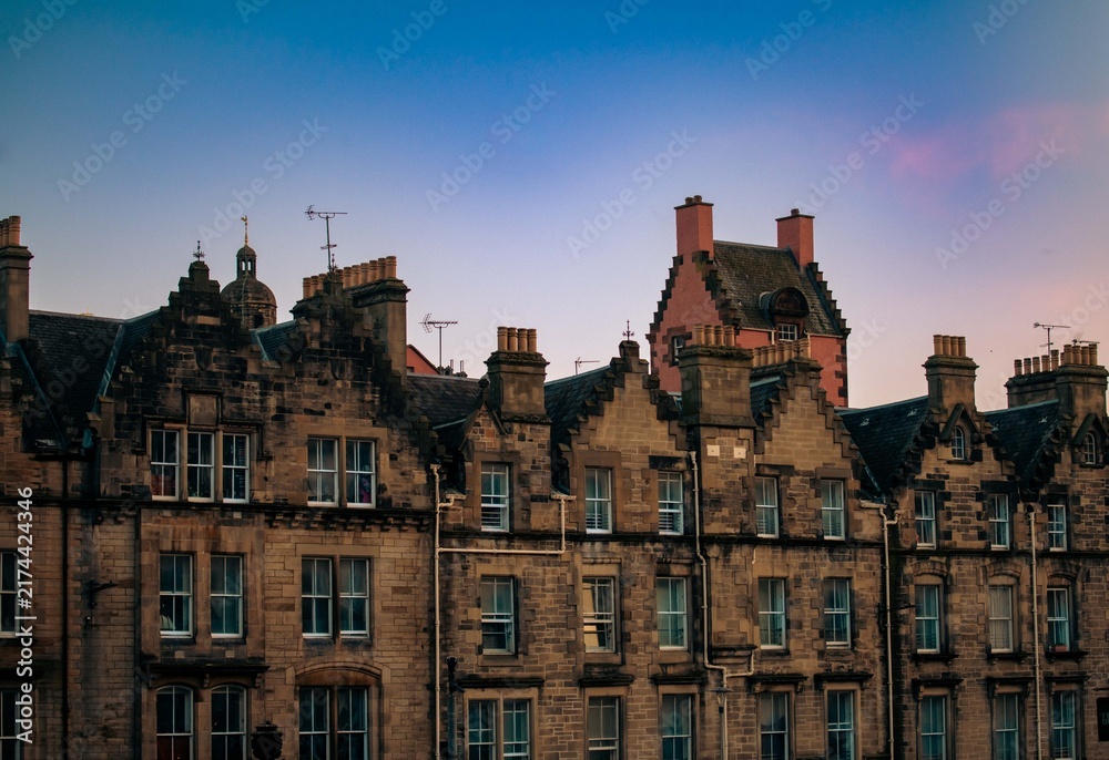 Fototapeta premium A stunning view of historic Edinburgh streets, showcasing the intricate details of their classic architecture.