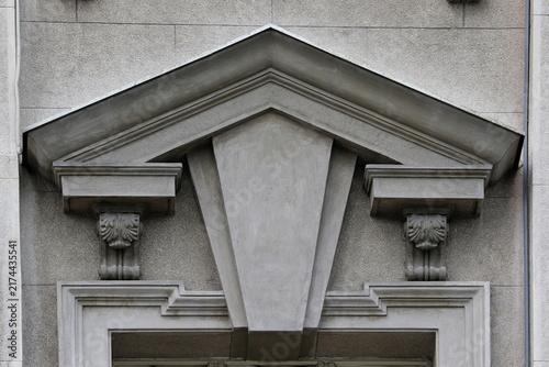 Canvastavla Architectural triangular pediment with decorative keystone on stone building fac