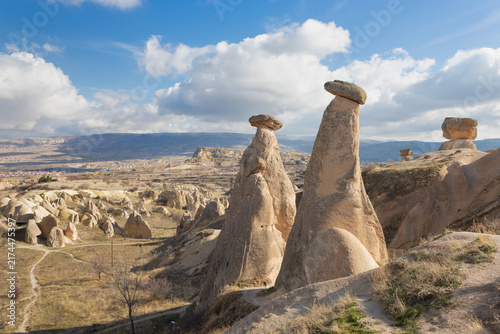 Foto Cappadocia fairy chimneys shaped by volcanic geology and natural erosion in Central Anatolia, Türkiye