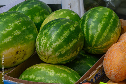 Foto Vibrant watermelons on display at a bustling market in summer