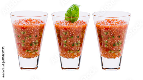 Foto Isolated refreshing gazpacho shots with fresh vegetables and basil, healthy summ