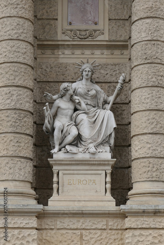Foto Allegorical Sculpture of Europe at the Natural History Museum in Vienna, Austria